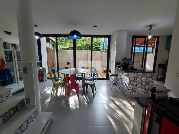 Casa com 3 Quartos à Venda, 270 m² em Camburi - São Sebastião