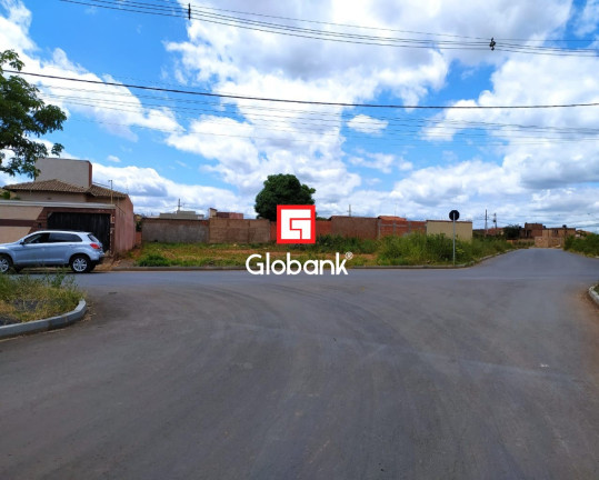Terreno à Venda, 450 m² em Interlagos - Montes Claros