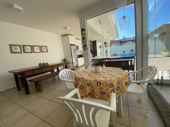 Imagem Casa com 4 Quartos à Venda, 303 m² em Centro - Balneário Camboriú Imagem Casa com 4 Quartos à Venda, 303 m² em Centro - Balneário Camboriú