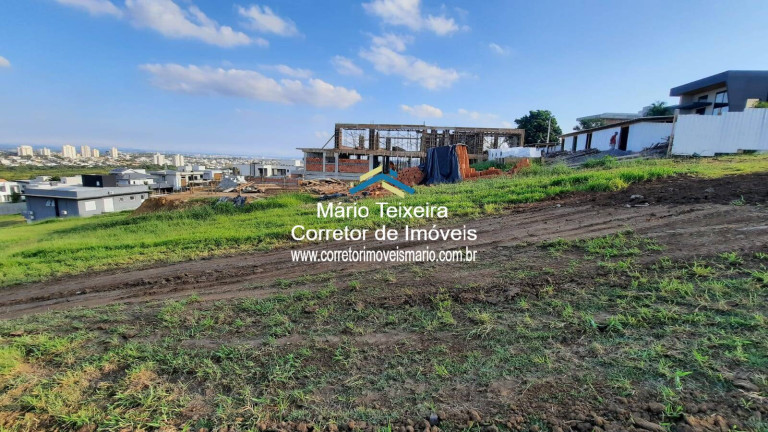 Terreno em Condomínio à Venda, 900 m² em São José Dos Campos