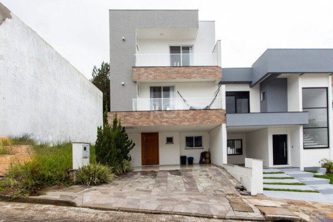 Casa com 4 Quartos à Venda,  em Hípica - Porto Alegre