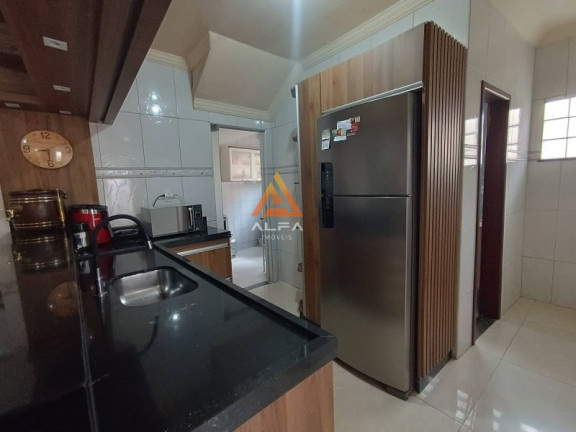 Imagem Casa com 4 Quartos à Venda, 240 m²