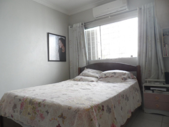 Imagem Casa com 5 Quartos à Venda, 220 m²