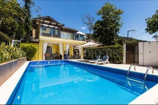 Casa com 3 Quartos à Venda, 350 m² em Praia Das Taquaras - Balneário Camboriú