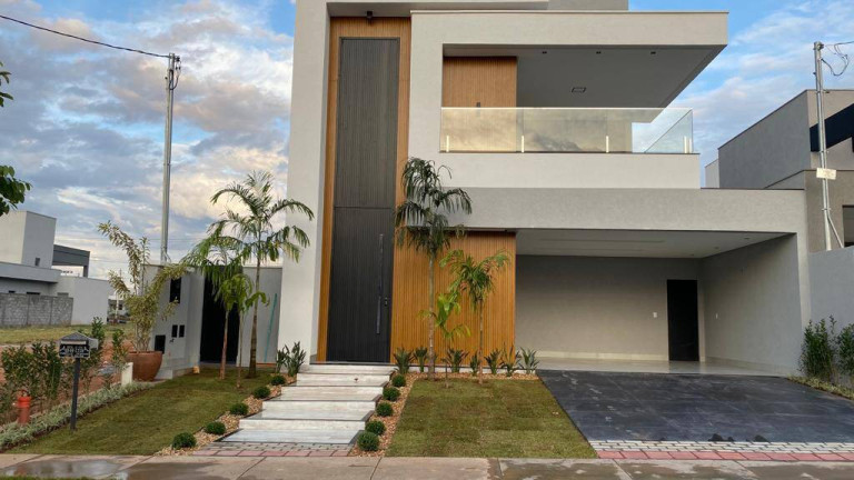 Sobrado com 4 Quartos à Venda, 274 m² em Goiânia