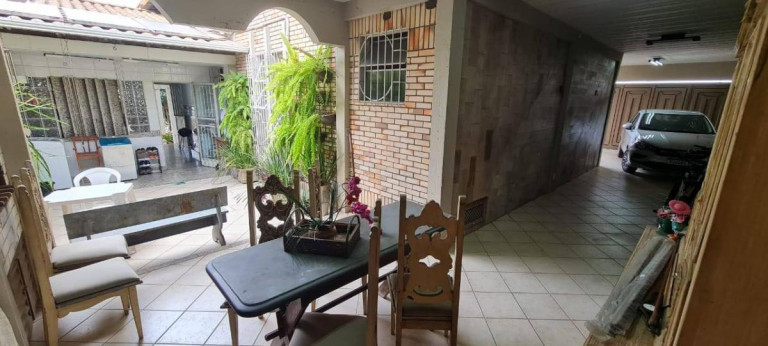 Imagem Casa com 4 Quartos à Venda, 240 m²