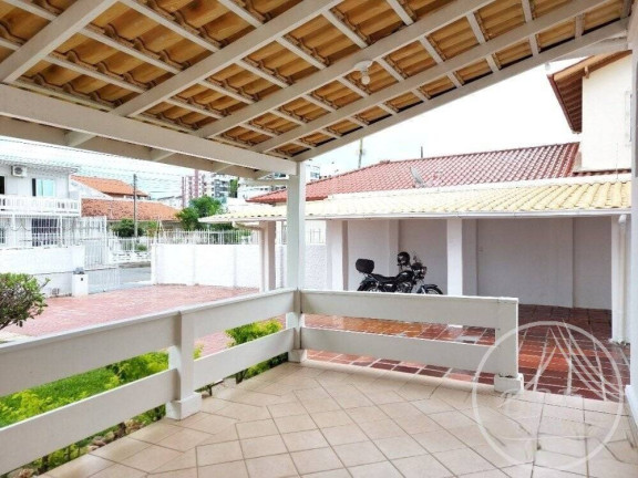 Imagem Casa com 3 Quartos à Venda, 261 m² em Balneário - Florianópolis Imagem Casa com 3 Quartos à Venda, 261 m² em Balneário - Florianópolis