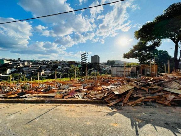 Foto do imóvel Casa com 4 Quartos à Venda, 350 m² em Cabral - Contagem