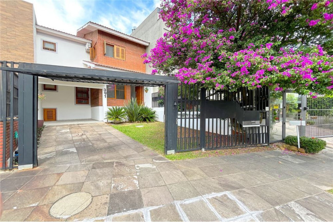 Casa com 3 Quartos à Venda,  em Hípica - Porto Alegre