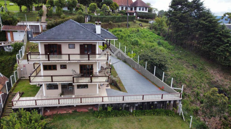 Casa com 4 Quartos à Venda, 240 m² em Vila Natal - Campos Do Jordão
