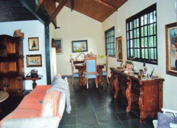 Imagem Casa com 5 Quartos à Venda, 360 m² em Vila Capivari - Campos Do Jordão