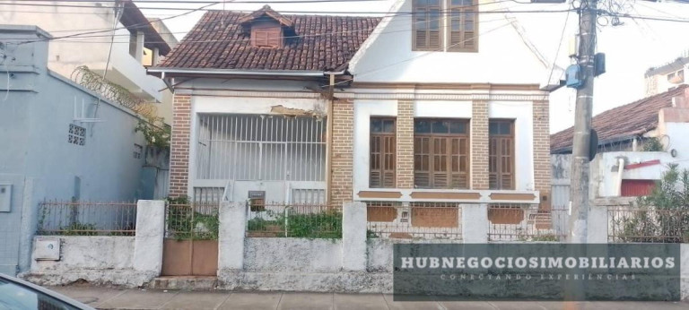 Casa com 6 Quartos à Venda,  em Centro - Montes Claros