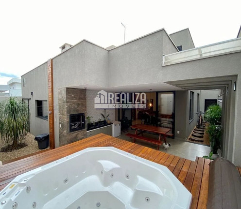 Casa de Condomínio com 4 Quartos à Venda, 300 m² em Estância Dos Ipês - Uberaba
