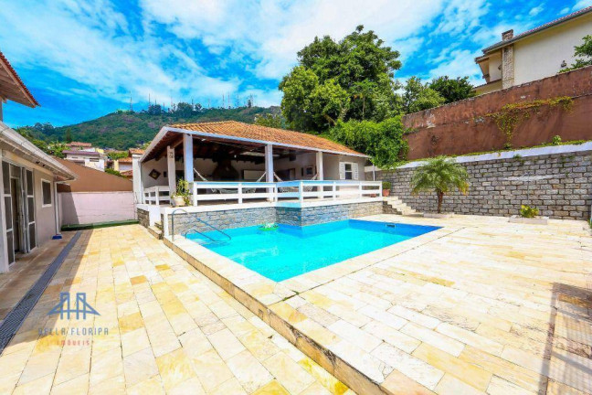 Casa com 4 Quartos à Venda, 370 m² em Trindade - Florianópolis