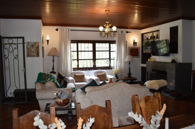 Imagem Casa com 4 Quartos à Venda, 210 m² em Região De Capivari - Campos Do Jordão