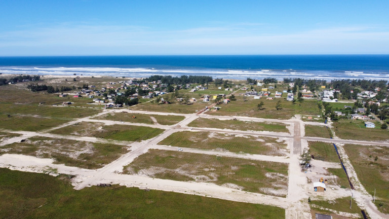 Terreno à Venda, 360 m² em Balneário Arroio Do Silva - Balneário Arroio Do Silva