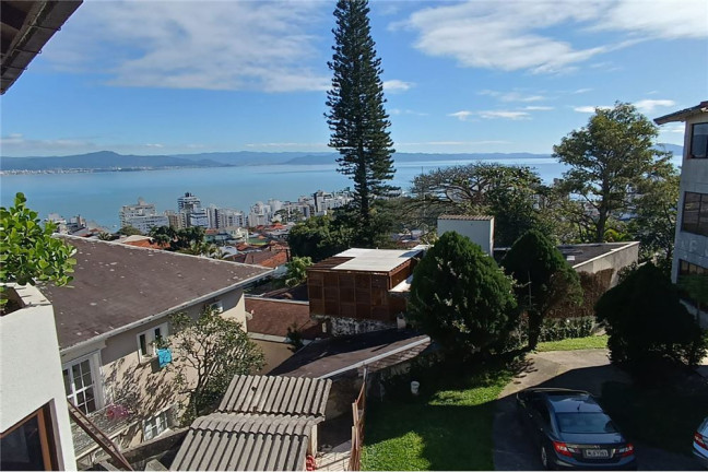 Imagem Casa com 4 Quartos à Venda, em Centro - Florianópolis Imagem Casa com 4 Quartos à Venda, em Centro - Florianópolis