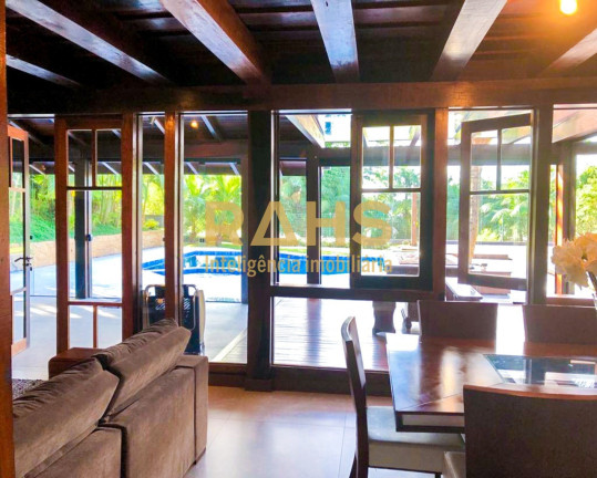 Imagem Casa com 4 Quartos à Venda, 401 m² em América - Joinville Imagem Casa com 4 Quartos à Venda, 401 m² em América - Joinville