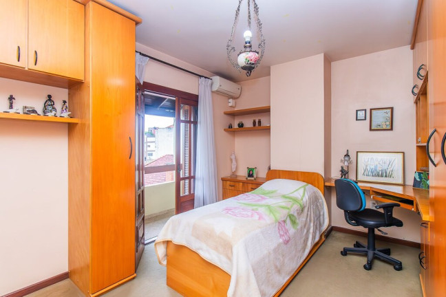 Imagem Casa com 4 Quartos à Venda, 290 m² em Petrópolis - Porto Alegre Imagem Casa com 4 Quartos à Venda, 290 m² em Petrópolis - Porto Alegre
