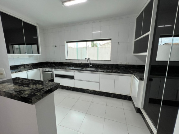 Sobrado com 5 Quartos à Venda, 200 m² em Centro - Peruíbe