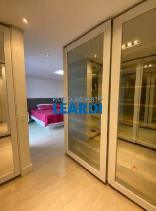Sobrado com 4 Quartos à Venda, 357 m² em Vila Vitória - Santo André