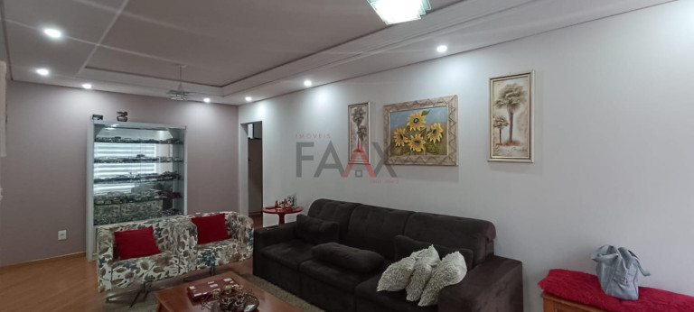 Imagem Casa com 3 Quartos à Venda, 390 m² em Centro - Gpva - Guarapuava Imagem Casa com 3 Quartos à Venda, 390 m² em Centro - Gpva - Guarapuava