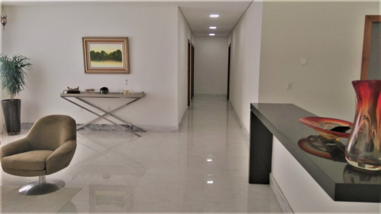 Imagem Imóvel com 3 Quartos à Venda, 2.000 m² Imagem Imóvel com 3 Quartos à Venda, 2.000 m²