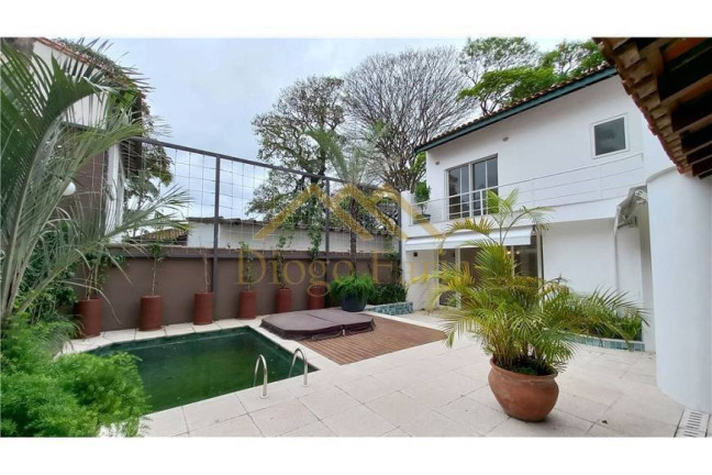 Casa com 3 Quartos para Alugar, 450 m² em Vila Nova Conceição - São Paulo