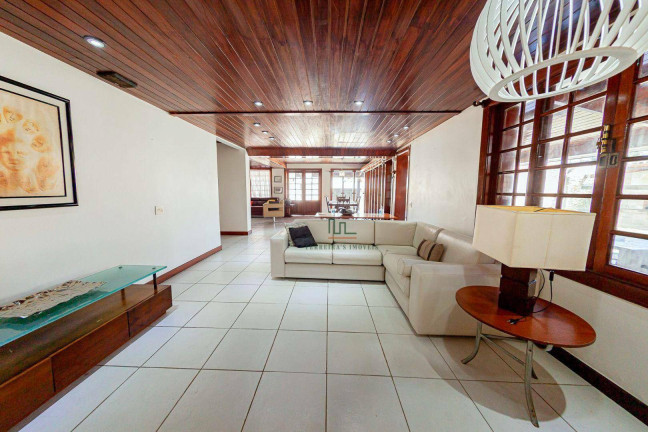 Casa com 6 Quartos à Venda, 780 m² em Piratininga - Niterói