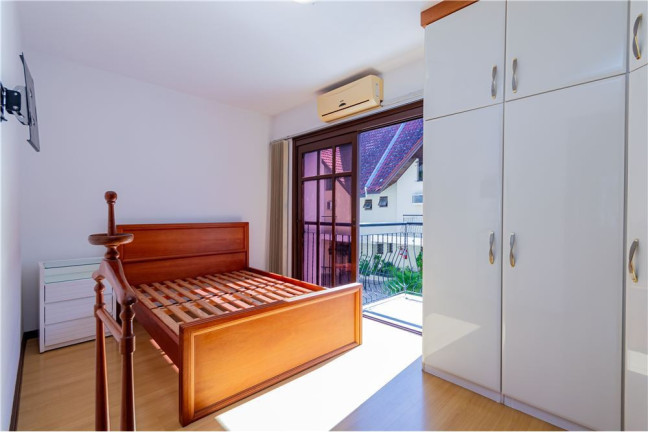 Imagem Casa com 4 Quartos à Venda, em Tristeza - Porto Alegre Imagem Casa com 4 Quartos à Venda, em Tristeza - Porto Alegre