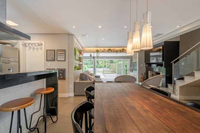 Imagem Casa com 3 Quartos à Venda, 320 m² em Vila Nova - Porto Alegre Imagem Casa com 3 Quartos à Venda, 320 m² em Vila Nova - Porto Alegre