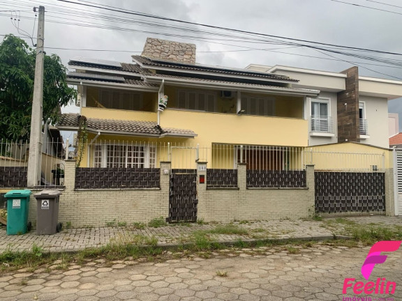 Casa com 5 Quartos à Venda, 243 m² em Carianos - Florianópolis