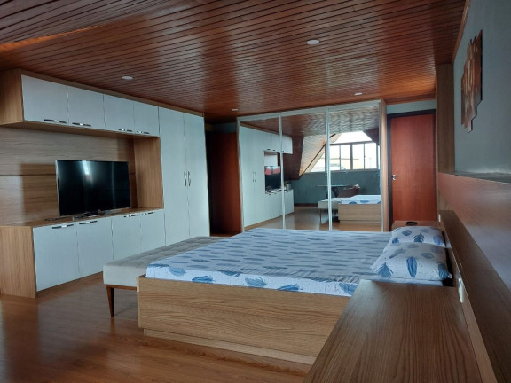 Imagem Casa com 3 Quartos à Venda, 210 m² em Guaíra - Curitiba