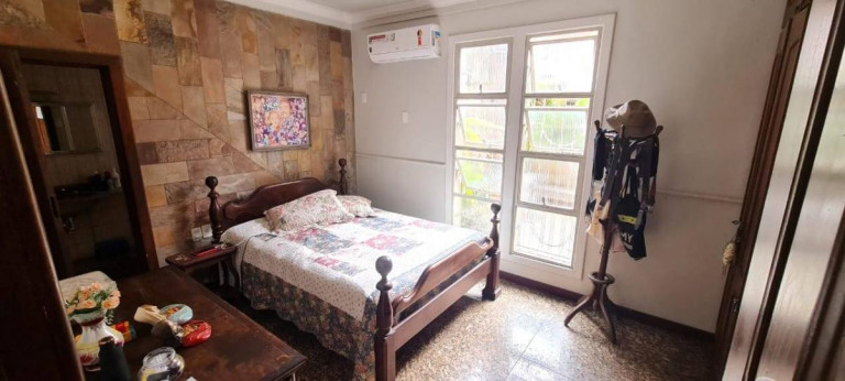 Imagem Casa com 4 Quartos à Venda, 240 m²