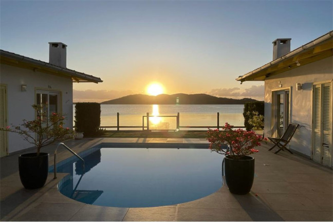 Imagem Casa com 5 Quartos à Venda, em Lagoa Da Conceição - Florianópolis Imagem Casa com 5 Quartos à Venda, em Lagoa Da Conceição - Florianópolis