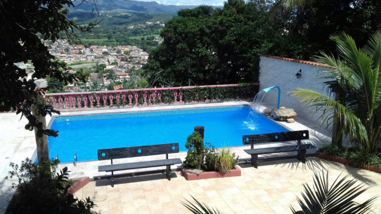 Casa com 7 Quartos à Venda, 720 m² em R$519.000,00 // Jardim Das Rosas - Ibirité