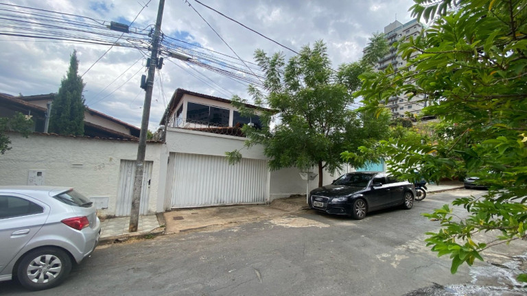 Imagem Casa com 6 Quartos à Venda, 300 m² em Cândida Câmara - Montes Claros