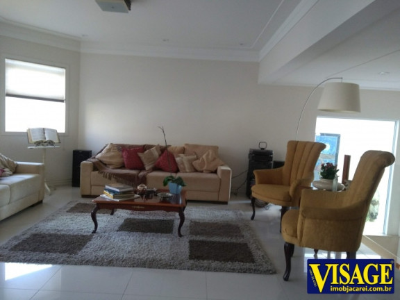 Casa com 4 Quartos à Venda,  em Jd. Coleginho - Jacareí