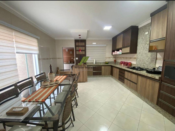 Imagem Casa com 3 Quartos à Venda, 210 m²