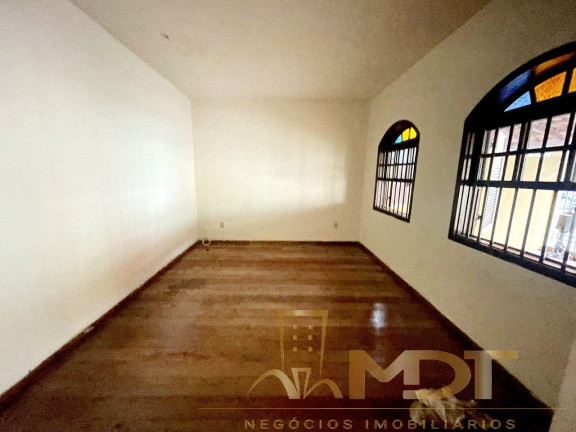 Imagem Sobrado com 7 Quartos à Venda, 549 m² em Jardim Dos Comerciários (venda Nova) - Belo Horizonte