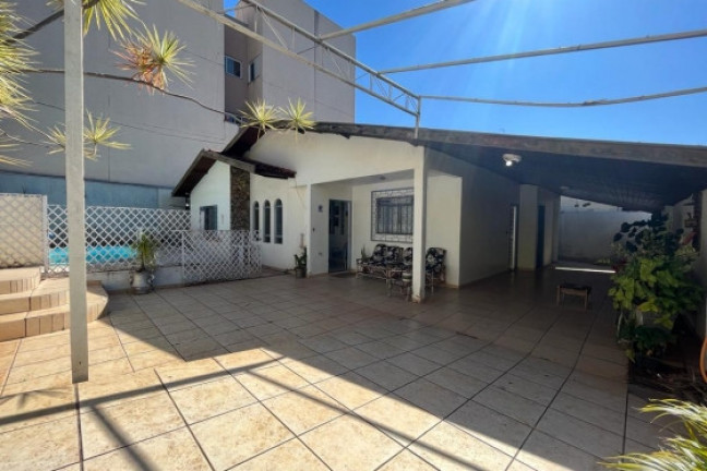 Casa à Venda, 275 m² em Rua Mandaguari - Umuarama