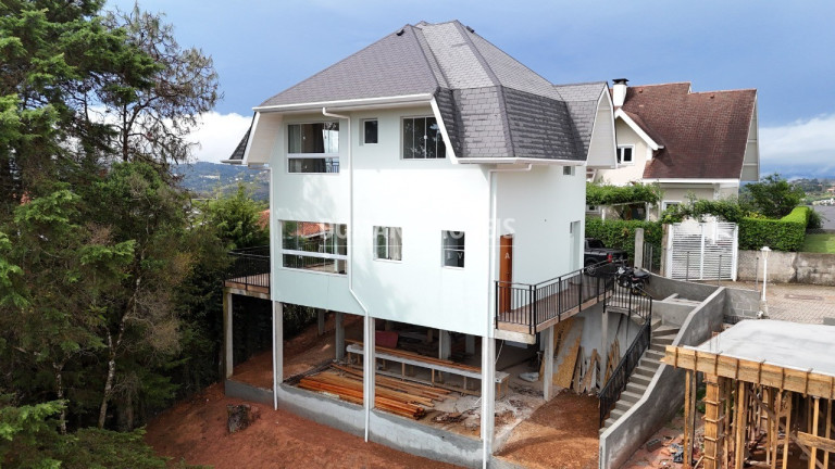 Imagem Casa com 3 Quartos à Venda, 226 m² em Região Do Alto Da Vila Inglesa - Campos Do Jordão Imagem Casa com 3 Quartos à Venda, 226 m² em Região Do Alto Da Vila Inglesa - Campos Do Jordão