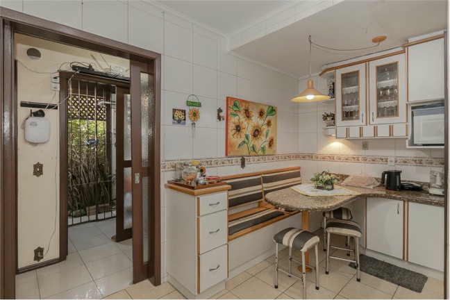 Imagem Casa com 4 Quartos à Venda, 174 m² em Moinhos De Vento - Porto Alegre Imagem Casa com 4 Quartos à Venda, 174 m² em Moinhos De Vento - Porto Alegre