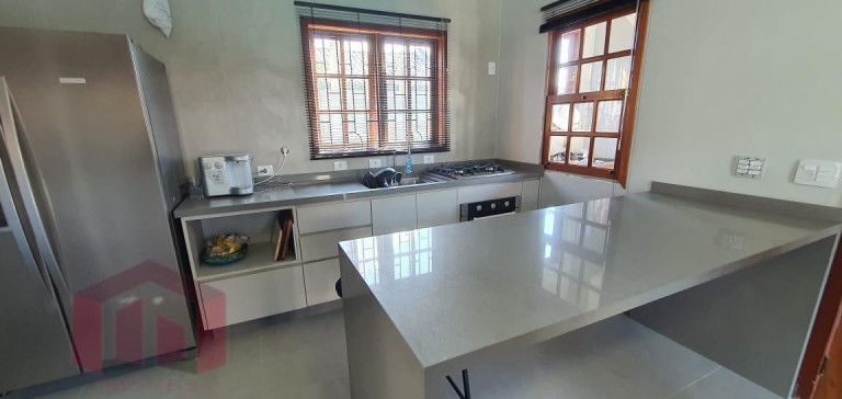 Imagem Imóvel com 3 Quartos à Venda, 270 m² Imagem Imóvel com 3 Quartos à Venda, 270 m²