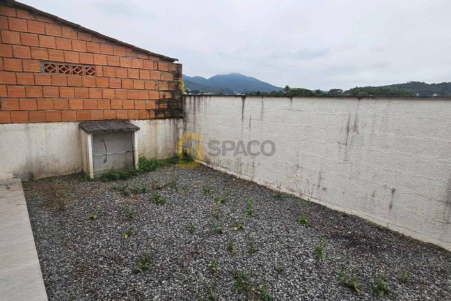 Imagem Casa com 2 Quartos para Alugar, 80 m² em Guaramirim
