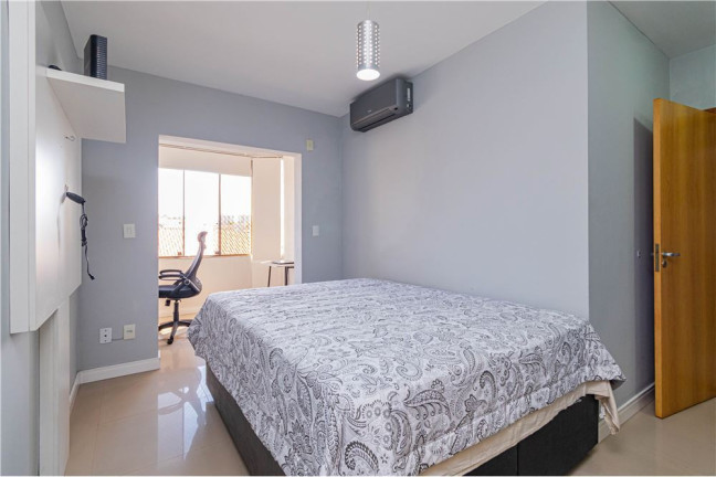 Imagem Imóvel com 3 Quartos à Venda,  em Vila Ipiranga - Porto Alegre