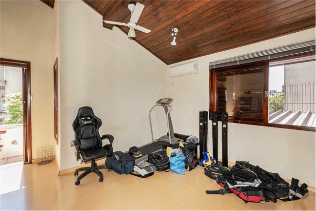 Imagem Casa com 4 Quartos à Venda, 174 m² em Moinhos De Vento - Porto Alegre Imagem Casa com 4 Quartos à Venda, 174 m² em Moinhos De Vento - Porto Alegre