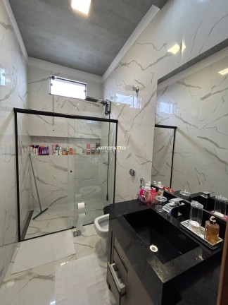 Imagem Sobrado com 3 Quartos à Venda, 300 m²