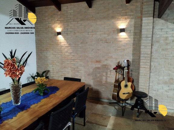 Imagem Casa com 3 Quartos à Venda, 250 m² em Jardim Europa - Uberlândia