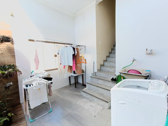 Imagem Casa com 4 Quartos à Venda, 300 m²